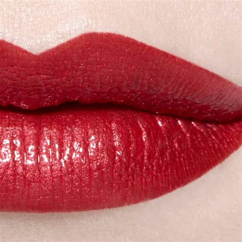 chanel 176 burning red|Il rossetto a lunga tenuta di Chanel .